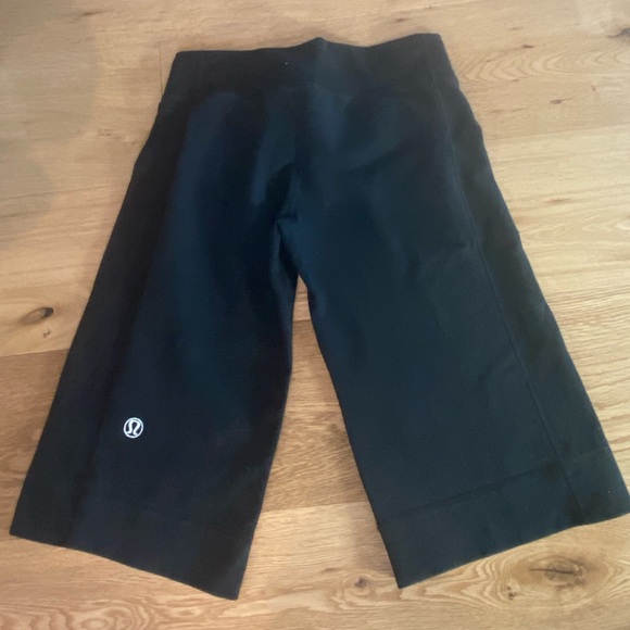 Old school Lulu lemon capris. Size 4. No rips or tears.